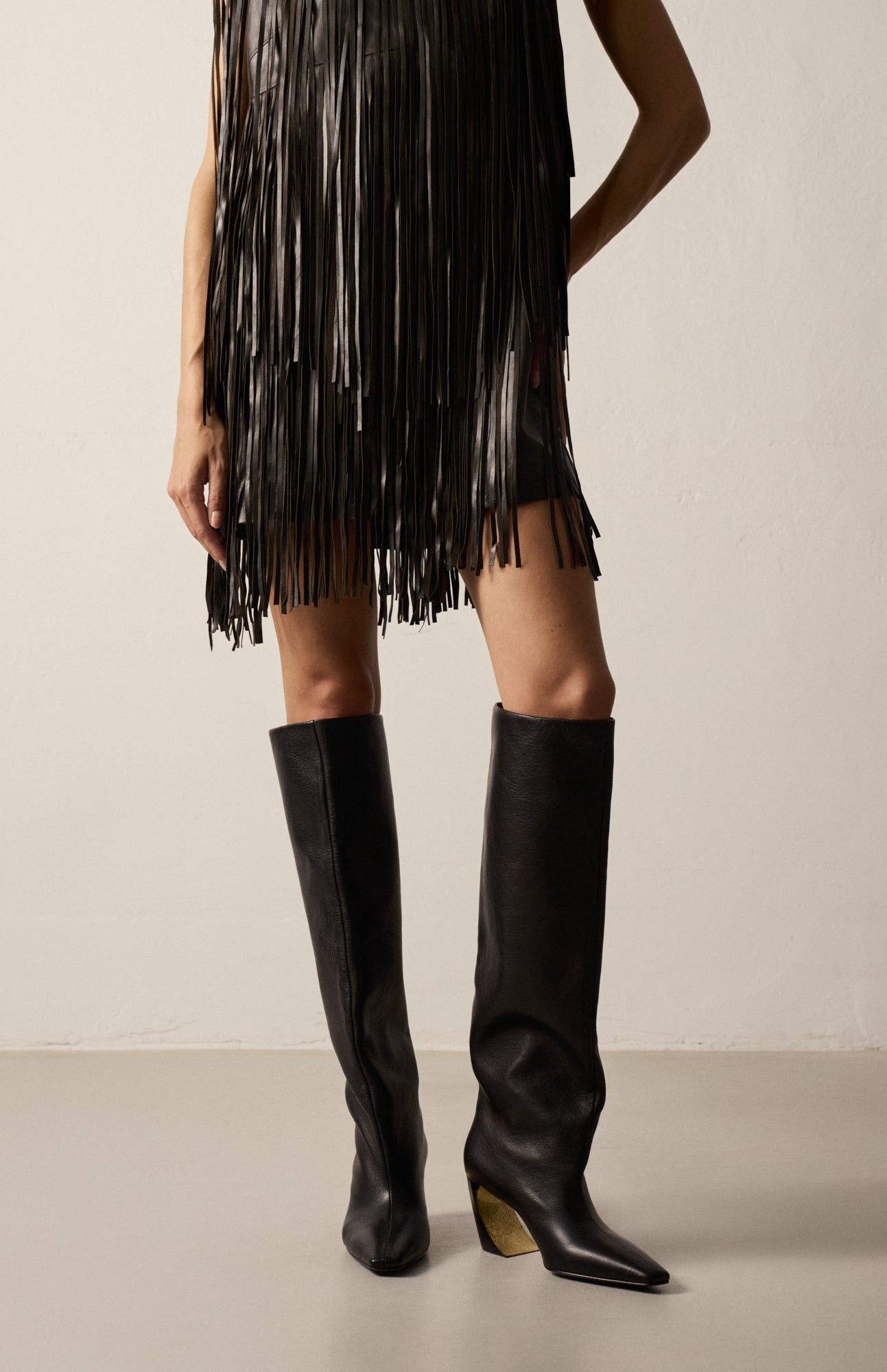VENUS DEEP BLACK