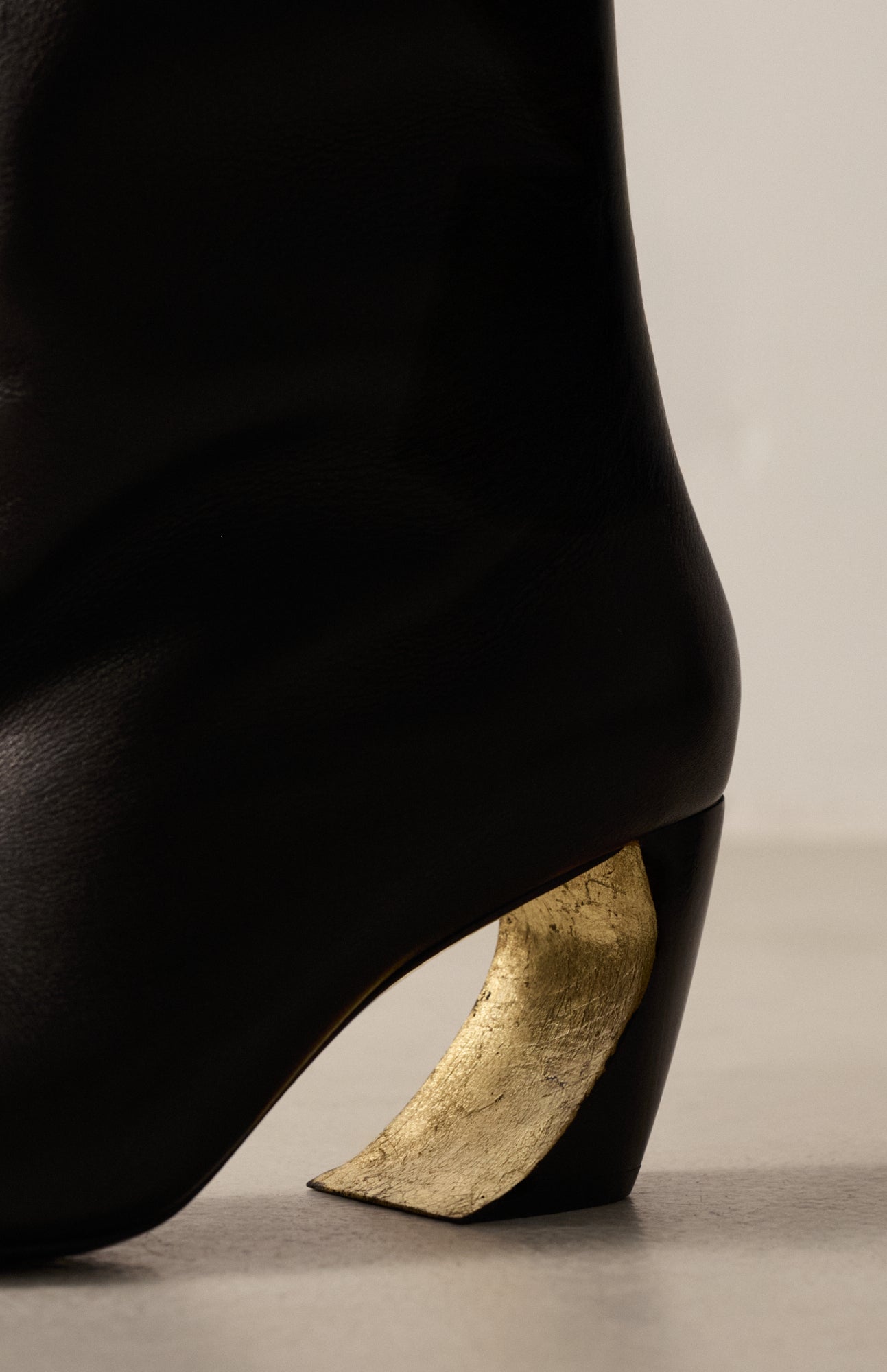 VENUS DEEP BLACK
